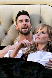 Maroon 5: Never Gonna Leave This Bed