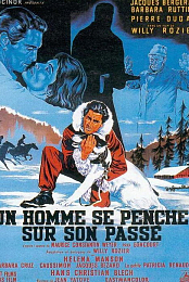 Un homme se penche sur son passe