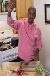 Selena plus Chef S02E02 480p x264-mSD EZTV