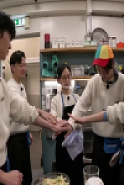 Jinnys Kitchen S02E07 480p x264-mSD EZTV