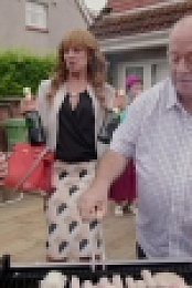 Two Doors Down S02E01 720p HDTV x264-TLA[eztv]