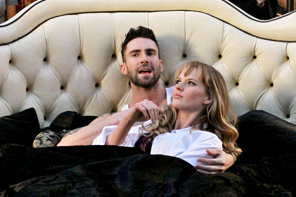Maroon 5: Never Gonna Leave This Bed